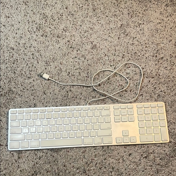 Apple Wired Keyboard with Numeric‎ Keypad - Picture 1 of 6